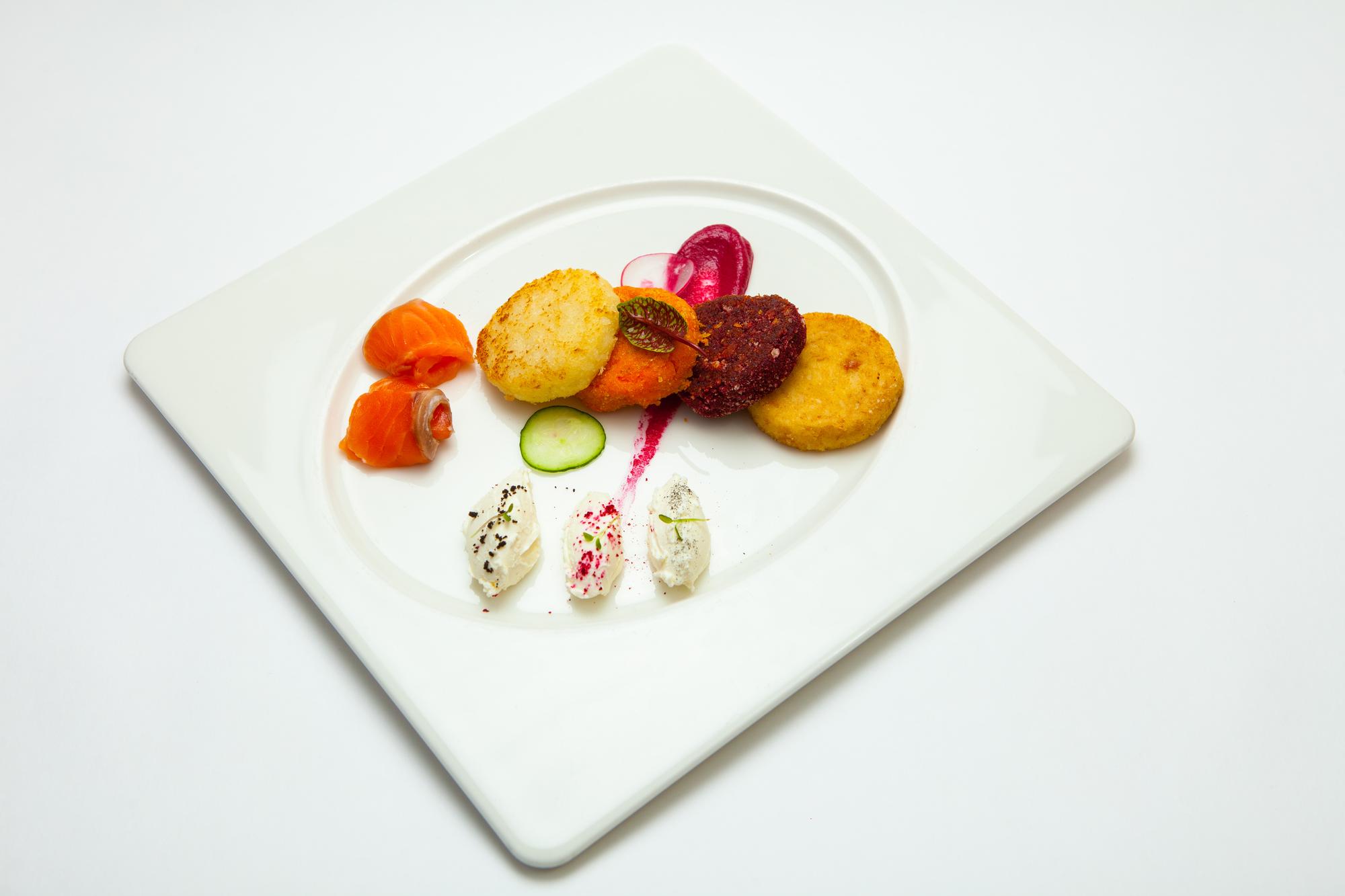 Farbenfrohes Mittagessen auf Teller